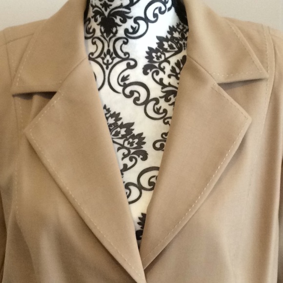 NWOT. Ladies lined jacket. - Picture 2 of 8